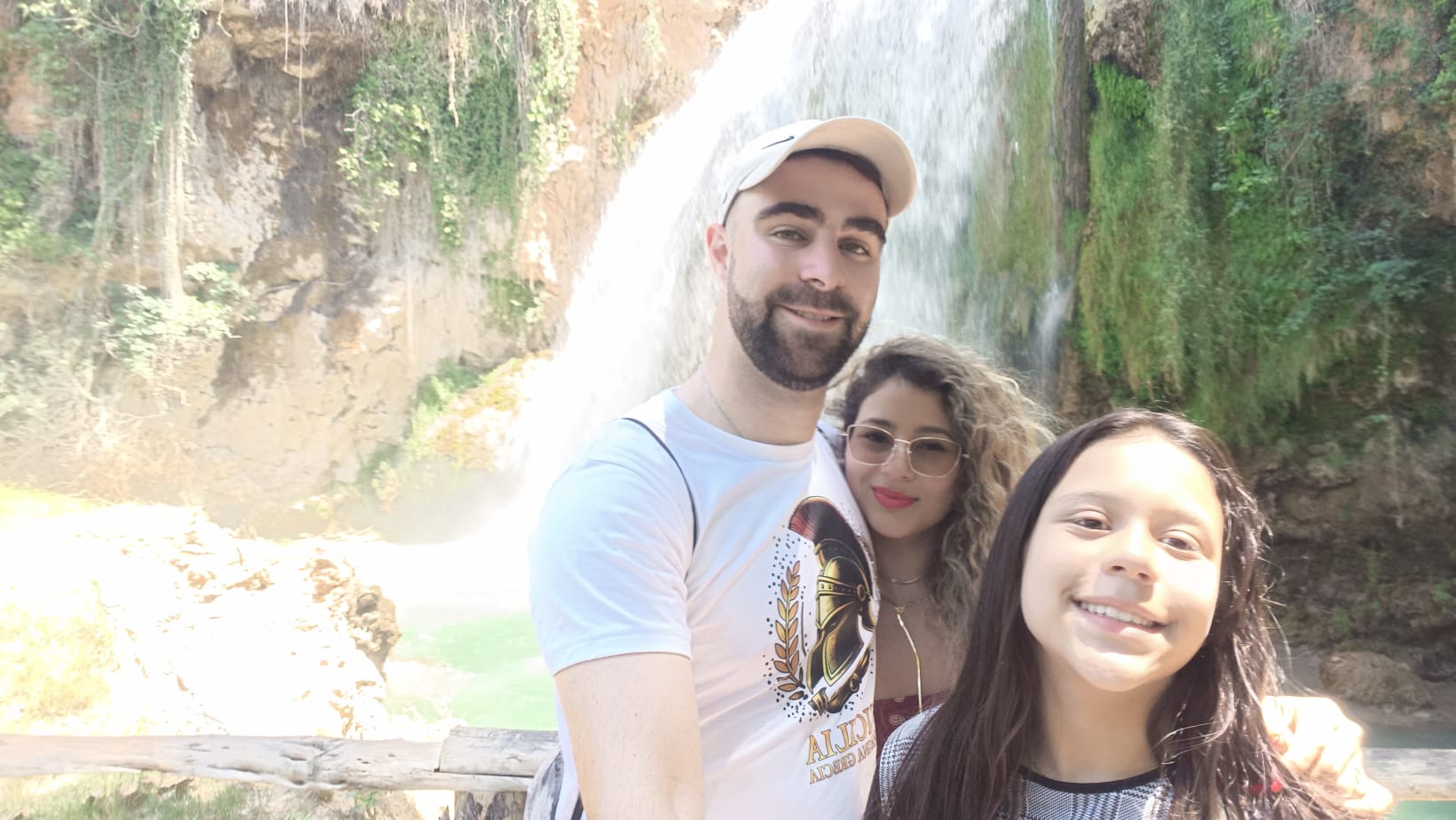 Familia ante una cascada