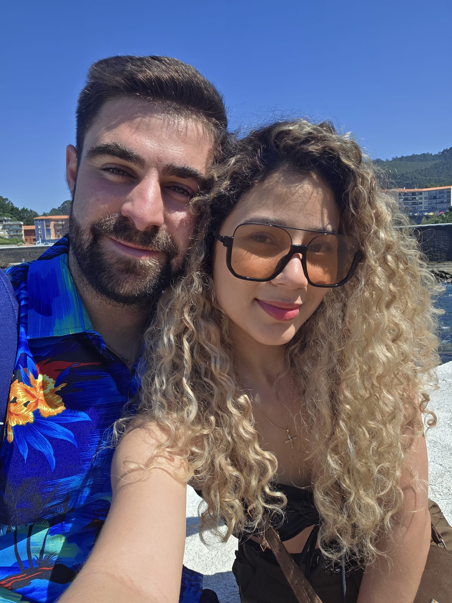 Carla y pareja en la costa
